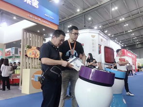 擎朗餐饮服务机器人亮相2019中国国际食品餐饮博览会，引领餐饮服务新变革